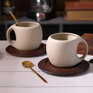 Retro stijl keramische koffiekop en schotelset met plastic deksels, houten onderzetter, lepel, voor afternoon tea, latte, Americano en bloementhee. - Product Image 3