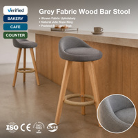 Tabouret de bar en bois recouvert de tissu gris avec dossier bas incurvé, pieds en bois massif et anneau de repose-pieds en corde