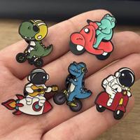 Prix de gros usine Épingles et badges de revers en émail métallique, motifs originaux, amusants et mignons de dessins animés (astronaute, grenouille, dinosaure, cycliste)