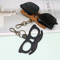 Porta Gafas de Cuero con Forma de Barba, Clip para Gafas de Sol, Decoración para Colgar en el Bolso, Almacenamiento Portátil de Gafas, Accesorios de Viaje