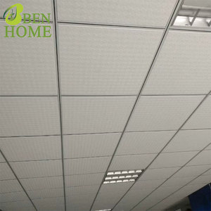 Plaques de plafond en gypse isolantes thermiquement, panneaux de cloison sèche en poudre de PVC, canaux pour projets de plafond de bureau et de salon - Product Image 1