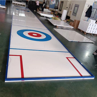 Location d'équipements de curling : Piste synthétique de curling avec pierres de curling pour le team building