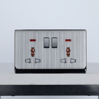 Accesorios eléctricos Productos Enchufe de pared eléctrico Enchufe de luz doméstico estándar del Reino Unido con panel cepillado y marco de plástico
