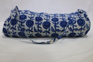 Bolsa Premium Estampada a Mano con Bloques que Refleja el Toque del Arte Tradicional Combinado con una Forma Moderna y Funcionalidad de Fácil Transporte - Product Image 4