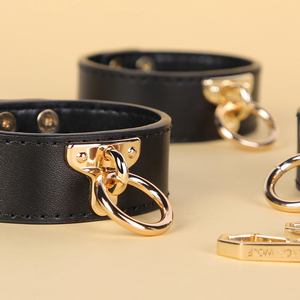 BANSEY Kit de Contrainte BDSM de Luxe en Cuir Véritable avec Chaîne Métallique Dorée, Collier Ras-du-Cou, Bouche-balle, Paddle en Forme de Cœur et Valise - Product Image 5