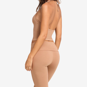 Completo Sportivo Traspirante Personalizzato per Pilates e Yoga, Top Corto con Allacciatura al Collo e Leggings a Zampa con Risvolto, Set da Allenamento in 2 Pezzi YB43 - Product Image 3