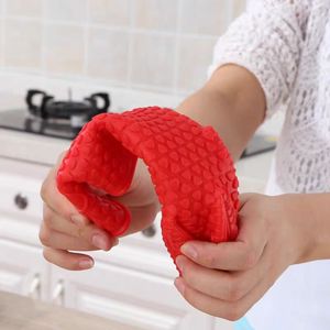 Gants de cuisine en silicone résistants à la chaleur, couleur rouge, taille standard, pour la pâtisserie et l'utilisation en cuisine - Product Image 1