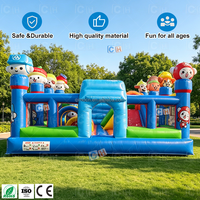 Château gonflable avec toboggans et obstacles d'escalade sur le thème des dessins animés pour les fêtes d'anniversaire des enfants