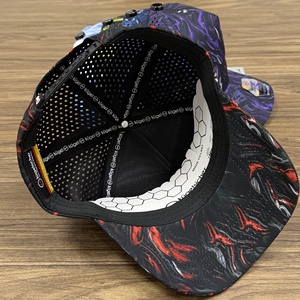 Gorra de Golf Personalizada con Camuflaje Rojo y Negro, Diseño de Remolino Líquido, Impresión Digital Impermeable, 5 Paneles, Perforaciones Láser, Visera Curva Transpirable para Hombre - Product Image 6