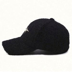 Casquette de baseball tendance et nouvelle, en peluche douce et chaude, avec logo brodé personnalisé, motif dessin animé en caoutchouc écologique, idéale pour l'hiver - Product Image 2