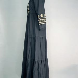 ผู้ผลิตเสื้อผ้าสตรี OEM ชุดเดรสยาวปักลายติดกระดุม - Product Image 6