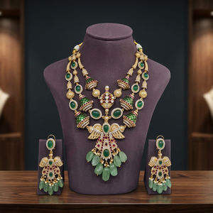 Ensemble collier et boucles d'oreilles en laiton plaqué or avec imitation perle et ornement aigle Kundan vert pour femme, idéal pour les mariages et les fêtes - Product Image 3