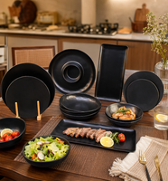 Service de table moderne en mélamine noir mat, assiettes, bols et plateaux aspect céramique personnalisés