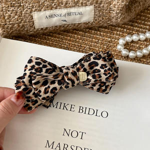 Pince à cheveux rétro en plastique motif léopard avec nœud pour femme, idéale pour les fêtes automne-hiver - Product Image 5