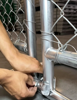 Barrière temporaire autoportante en treillis métallique avec base stable pour périmètre d'événements et gestion de la foule