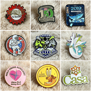 Pin de Solapa Personalizado con Diseño de Gallo 3D, Diseños Mexicanos con Pedrería Brillante, Esmalte Duro, Bajo MOQ, Regalo de Recuerdo - Product Image 2