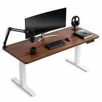 Bureau assis-debout sur mesure en bois massif d'albizia - Table réglable électriquement avec finition artisanale personnalisée pour studios de design professionnels