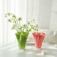 Vase émaillé coloré de style nordique avec un motif en forme de chou comme pièce décorative. Un design haut de gamme et de niche