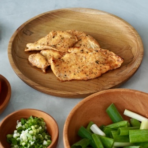 Assiette en teck Ataya taille M, fabriquée en teck massif à 100 %, idéale pour une utilisation dans des cuisines et salles à manger élégantes. - Product Image 3