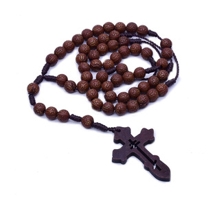 Collier de prière vintage en perles imitation bois de 8 mm avec pendentif croix pour usage religieux - Product Image 1