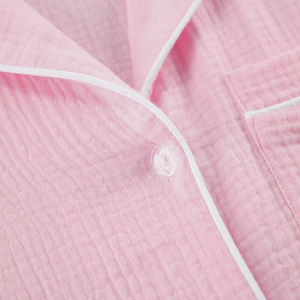 <span class=keywords><strong>Pigiama</strong></span> da donna <span class=keywords><strong>leggero</strong></span> e arioso in garza rosa increspata con bordo bianco, a maniche lunghe, personalizzabile OEM, all'ingrosso, per il relax notturno e l'uso quotidiano a casa - Product Image 5