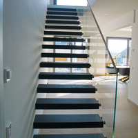 Escalier moderne en acier et bois flottant pour intérieur avec garde-corps en verre, escalier en chêne sur mesure