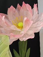 Composition florale géante en organza transparent, lotus rose en maille et feuilles vertes sur support pour vitrine d'exposition, style oriental