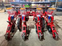 Nouvelle Semoir à maïs flottant à 4 rangs monté sur tracteur avec roues de profondeur, idéal pour les sols meubles et pierreux
