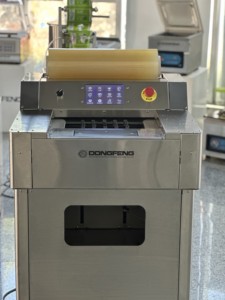 Enrouleur automatique de film alimentaire pour barquettes, robuste, pour l'emballage des aliments frais, avec tailles de barquettes réglables et écran tactile multilingue - Product Image 5