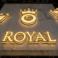 Lettres en relief 3D personnalisées en LED, lettres en métal illuminées dorées avec logo couronne pour l'image de marque de la devanture de magasin