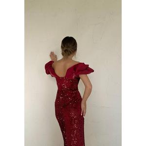 Robe de soirée fourreau bordeaux à sequins, épaules dénudées, taille naturelle, dos nu, en satin ajusté - Product Image 1