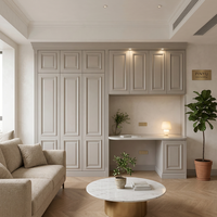 Armoire de rangement mate aux tons neutres avec meuble supérieur intégré pour projet d'appartement de services, solution de rangement personnalisée pour chambre à coucher