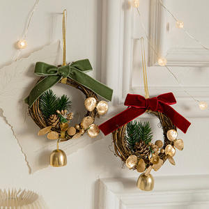 Décoration de porte en métal pour le Nouvel An avec accents en rotin, guirlande de Noël suspendue, scènes élégantes de guirlandes et couronnes - Product Image 1