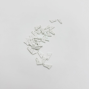 Feuille d'isolation en fibre de verre blanche à trous traversants pour applications à haute température - Product Image 4