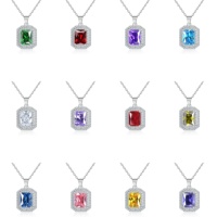 Pendentif en zircon facetté rectangulaire sur un collier en argent sterling 925