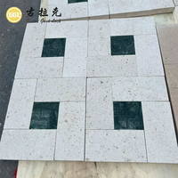 Carrelage de sol en pierre de calcaire beige personnalisé et incrusté de marbre vert, mosaïque géométrique de luxe en pierre