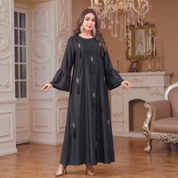 Abaya élégante à col rond pour l'automne et l'hiver, décorée de pompons, ornée de perles faites à la main, manches évasées, robe longue maxi pour femmes musulmanes, en polyester