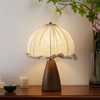 Lampe de table rustique en bois de noyer et fer, abat-jour en lin plissé, base en bois massif, lampe de table en métal pour salon de style farmhouse
