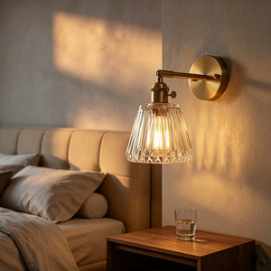 Lámpara de pared con brazo oscilante de latón, lámpara de pared ajustable con pantalla de cristal transparente en forma de rombo, accesorio para decoración de dormitorio, mesita de noche, baño y pasillo - Product Image 1