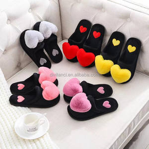 Chaussons d'intérieur en peluche avec cœur pour l'hiver Chaussons d'intérieur en peluche avec logo personnalisé Chaussons chauds en peluche avec cœur pour femmes et filles - Product Image 1