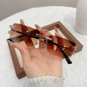 Gafas de Sol Unisex sin Montura, Cuadradas, Simples, de Aleación Dorada, con Protección UV400, Estilo Moderno - Product Image 5