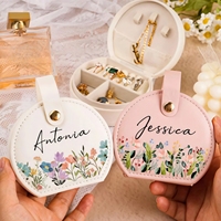 Boîte à bijoux en cuir personnalisée avec nom et fleur de naissance, étui de voyage demi-lune sur mesure pour cosmétiques et colliers, idéal pour mariage et fête nuptiale