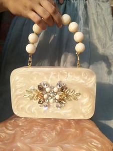 Bolso de mano de resina de alta calidad con asa de perlas y flores de cristal para mujer, ideal para fiestas, disponible para la venta. - Product Image 1