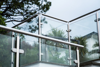 Balustrade extérieure en acier inoxydable au design moderne personnalisé avec panneau de verre résistant à l'eau pour la rénovation de balcons et de villas