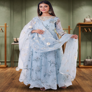 Robe Anarkali en mousseline de soie bleu clair brodée de fleurs, avec col bateau et manches longues, coupe trapèze longueur ras du sol - Product Image 5