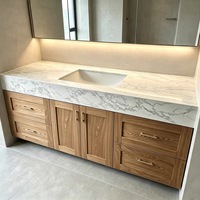 Meuble de salle de bain moderne de luxe avec niche encastrée pleine hauteur, comptoir en marbre suspendu au mur