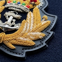Écussons personnalisés en gros avec logo, épingle de sûreté et broderie, badges durables en PVC pour souvenirs d'entreprise et usage mode