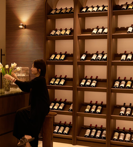 Tủ trưng bày rượu gỗ tùy chỉnh với đèn LED, sang trọng cho quầy bar gia đình, nội thất cao cấp - Product Image 3