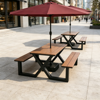 Ensemble table et chaises intégrées d'extérieur, longue banquette avec parasol pour cour, rue commerciale, café et restaurant, utilisation en extérieur