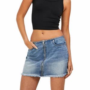 Jupe courte en jean pour femme, taille haute, avec fermeture éclair avant, ourlet brut, style vintage délavé, personnalisable avec logo – Nouvelle collection très prisée - Product Image 1